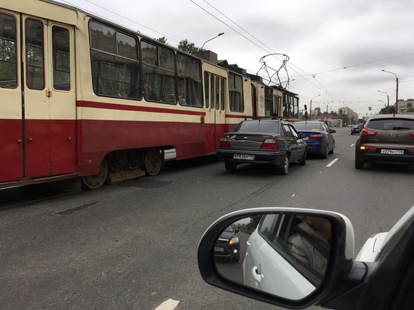 На Ириновском перед Энергетиков в сторону центра шайтан телега собрала паровоз.