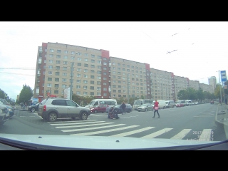 На пешеходном переходе через проспект Ветеранов на перекрестке с Корзуна , водитель на Хендая, закан...