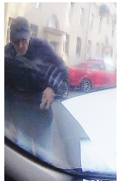 Вчера в 15:15 возле дома 9 в Перевозном переулке из припаркованной машины был украден планшет.