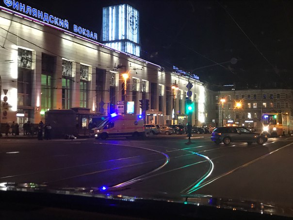 На перекрёстке у площади Ленина, на повороте за вокзал к Боткинской лежит мотоцикл, на путях стоит ...