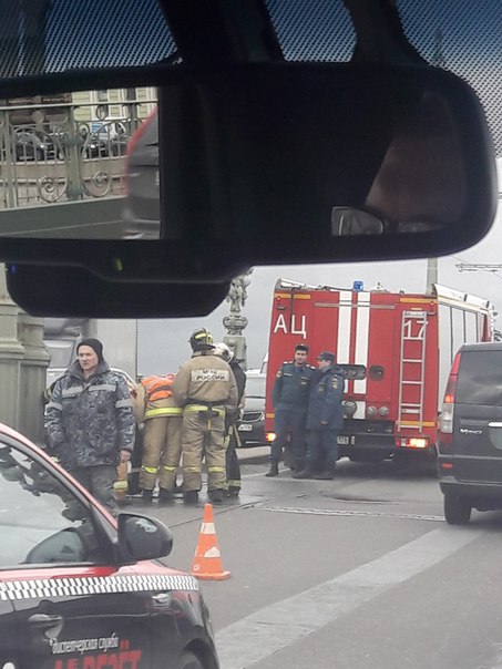 На Троицком мосту затор. Пожарные и ДПС чинят трамвайные рельсы.