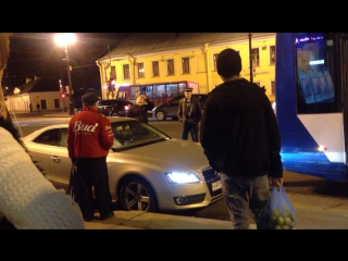 На Невском у площади Ал. Невского 22-троллейбус проскреб Audi, водитель которой пытался проскочить п...
