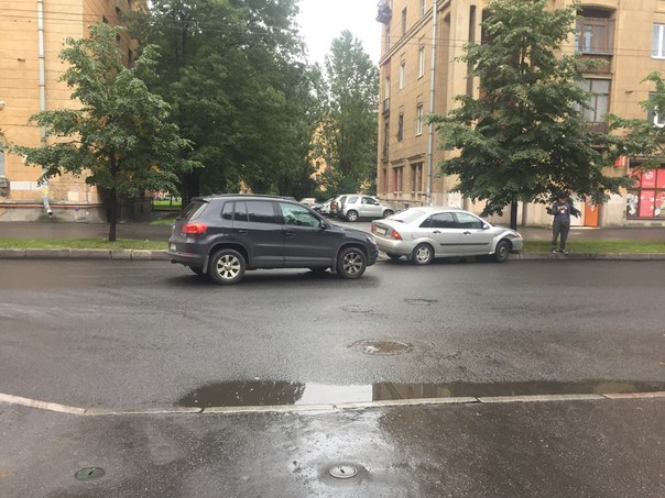Гость нашего города на Форде ехал по встречной полосе, пытаясь объехать пробку по улице Полярников ...