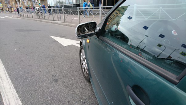 Водитель такси Везёт вышел из автомобиля и разбил битой зеркало. После чего скрылся с места.