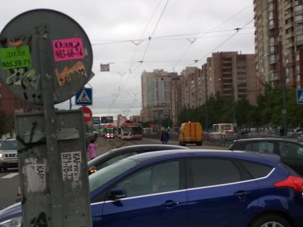Трамвай сошел с рельсов на проспекте Просвещения