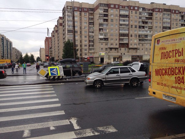 Светофора больше нет на перекрестке Ленинского и Котина.