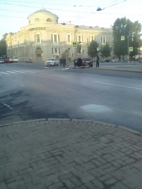 Авария на перекрестке Введенского канала и Загородного пр. Похоже есть пострадавшие. Трамваи встали