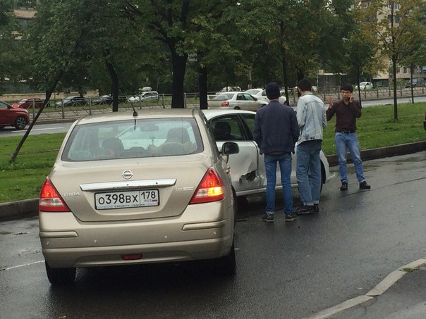 Nissan и Вольф поцеловались на Бухарестской 33. Дпс ждут