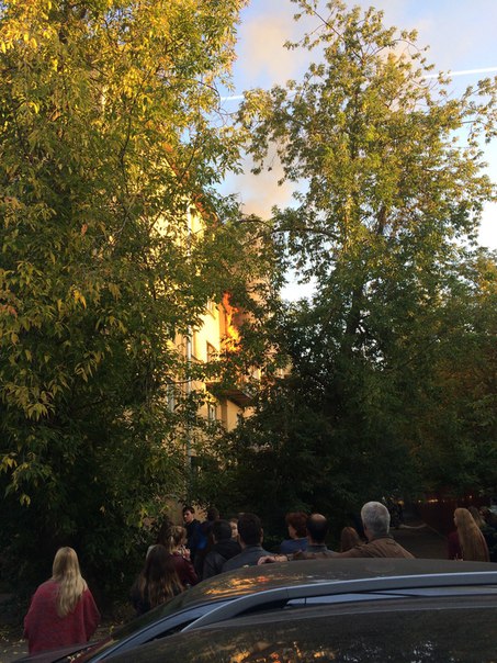 Пожар в здании на ул Смолячкова, у метро Выборгская.