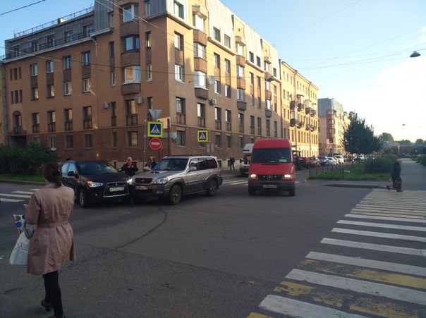 Выезжая с Серпуховской улицы на Клинский проспект Митцубиси не уступил Hyundai