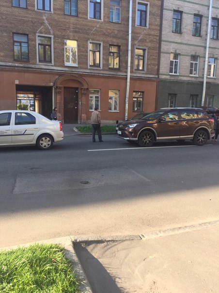 На Тамбовской 71 Водитель Тойоты Рав выезжала и не посмотрела в зеркало, .влетела в Renault Logan