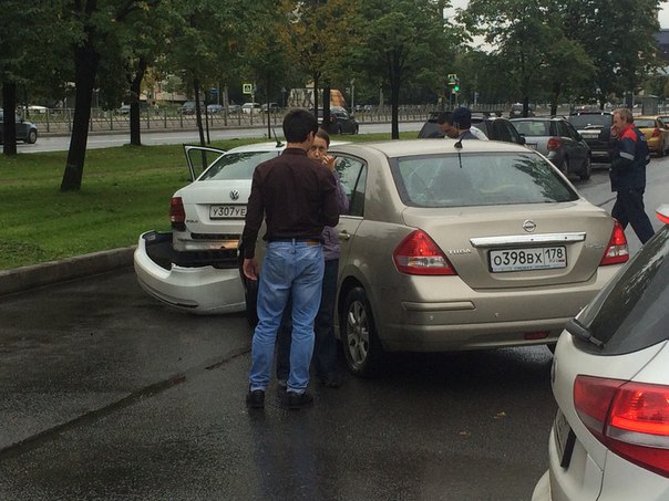 Nissan и Вольф поцеловались на Бухарестской 33. Дпс ждут