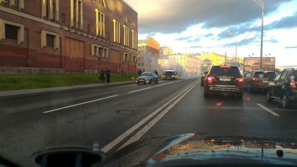 На Обводном д.89, горит автомобиль скорой помощи.