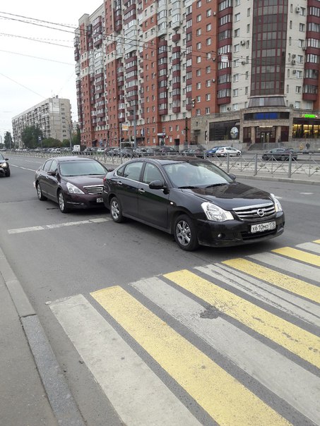 Встретились двое на перекрестке Ленинскооо и Десантников. Перед пешеходным переходом.проезду не меша...
