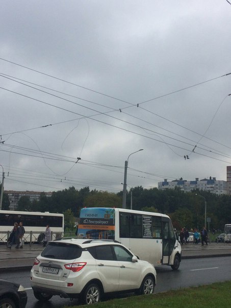 У станции метро ул. Дыбенко обрыв троллейбусных и трамвайных проводов . Общественный транспорт встал...