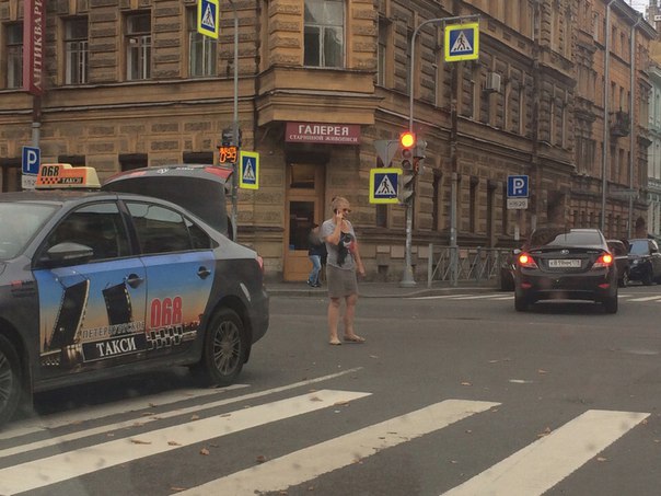 На перекрёстке Виленского и Радищева женщина таксист 068 сбила девушку на велосипеде. Службы на мес...