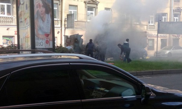 На Малом проспекте в районе 6 7 линии Васильевского острова горит машина ,что-то похожее на ЗИЛ, люд...