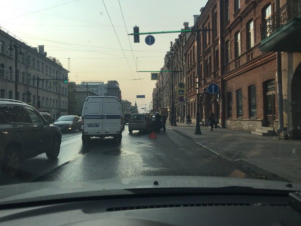 Ларгус приехал в поло такси на Московском у Малодетскосельского проспекта