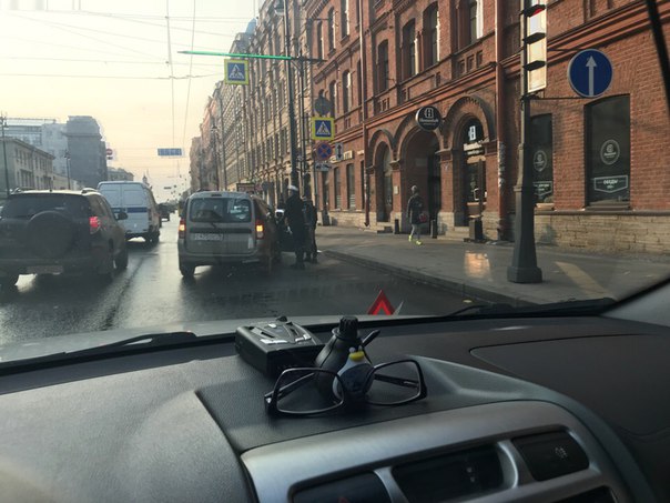 Ларгус приехал в поло такси на Московском у Малодетскосельского проспекта