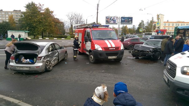 Авария на перекрестке Тельмана и Большевиков из 3 машин: БМВ, Skoda и Mazda