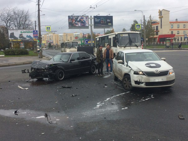 Авария на перекрестке Тельмана и Большевиков из 3 машин: БМВ, Skoda и Mazda