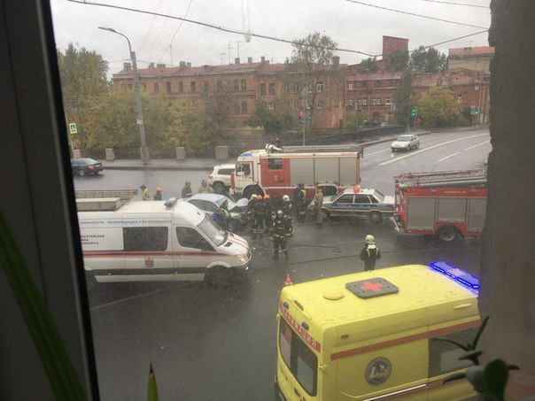 ДТП на пересечении Обводного и Лифляндской улицы, легковая машина врезалась в автобус 67