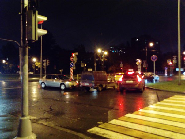 ДТП на углу улиц Седова и Шелгунова. Легковушки объезжают, но скопилось с десяток автобусов, которым...