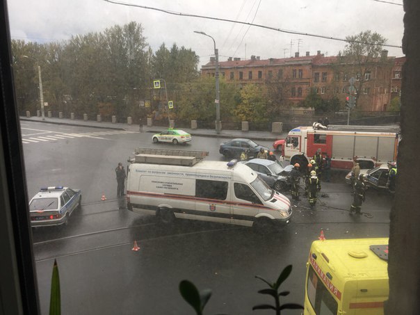 ДТП на пересечении Обводного и Лифляндской улицы, легковая машина врезалась в автобус 67