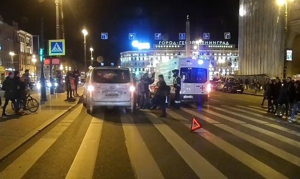 У Московского вокзала (Лиговский пр.) сбили пешехода. Водитель Starex ехал на зеленый, таджик шел на...