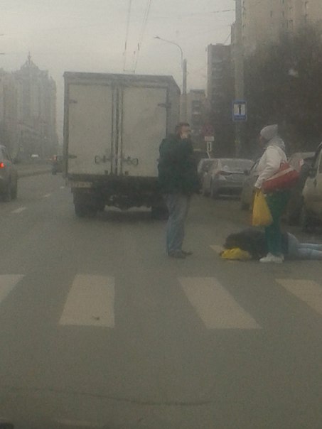 На Луначарского 36 только что сбили женщину. Она шла по пешеходному переходу на зеленый свет.
