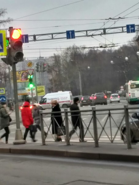 Авария на Светлановской площади, две скорой! Фоткала из далека.