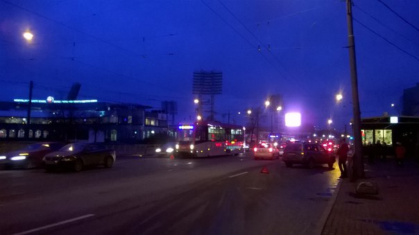 ДТП у метро Спортивная. Трамваи стоят.