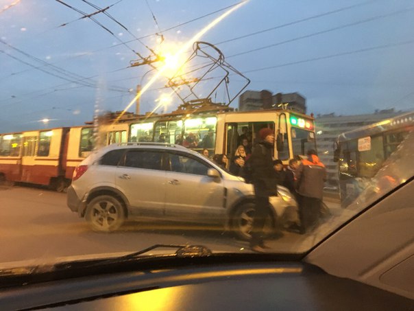 Торпедная атака трамвая Опелем Антара, Кронштадская площадь.