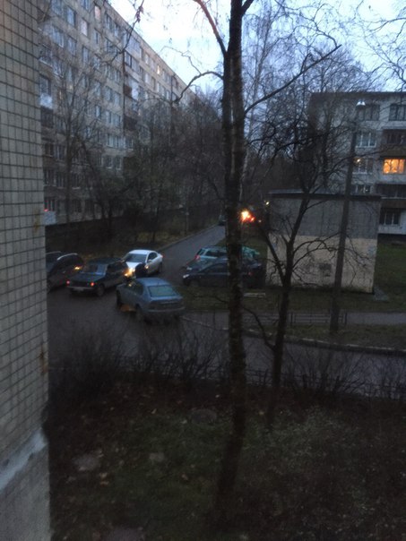 Во дворах по Крыленко 5,девушка поцеловала русский автопром,выезд из двора заблокирован.Людей которы...