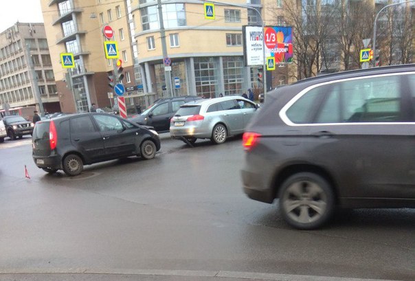 На пересечении Варшавской и Благодатной Mitsubishi догнал Opel. Движение немного затруднено.