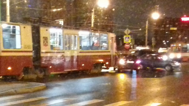 В Купчино легковая попала под трамвай поворачивая с с Бухарестской на Фучика