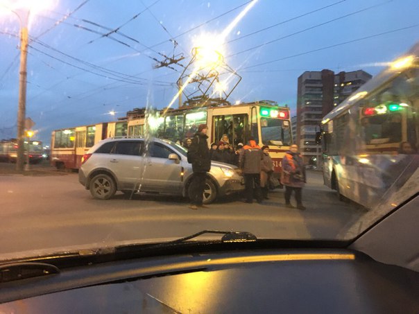 Торпедная атака трамвая Опелем Антара, Кронштадская площадь.