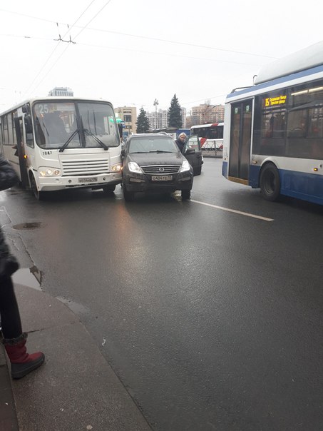 На Московском , 127 мадам за рулём СангЙонга Рекстон совершила ошибку , перестроившись перед маршрут...