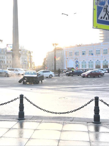На площади Восстания столкнулись Kia с Audi , прямо на глазах инспектора ГИБДД