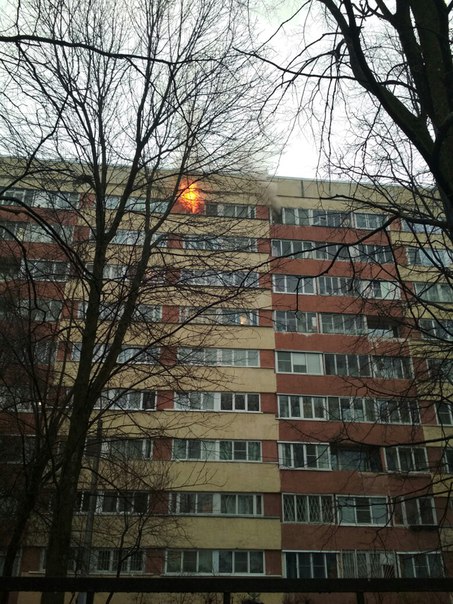Горит квартира на Суздальском пр. 93 корп. 1. Огонь полыхает, 9 этаж 2 подъезд со стороны Светлановс...