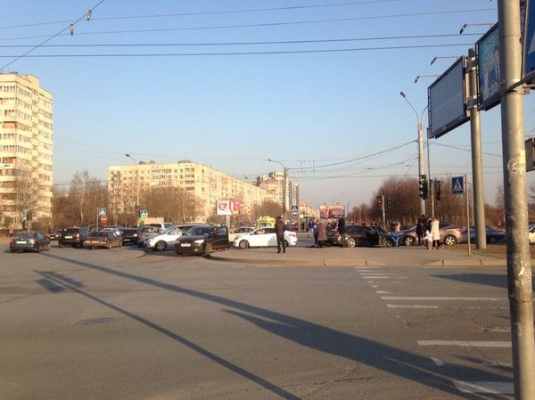 В аварии на перекрёстке Северного и Луначарского задействовано 4 машины 18:00. дпс, реанимация на...