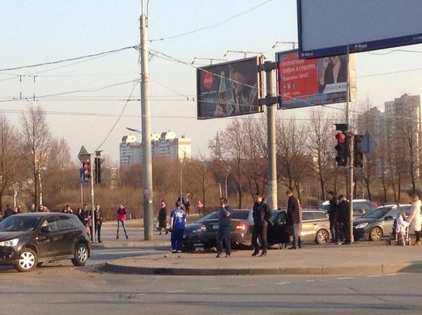 В аварии на перекрёстке Северного и Луначарского задействовано 4 машины 18:00. дпс, реанимация на...