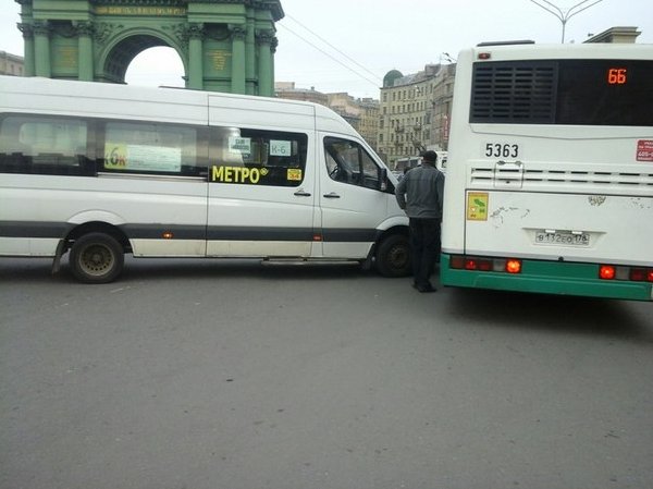 Авария на Нарвской с автобусом 66 и маршруткой 6. Плотно в сторону Обводного.