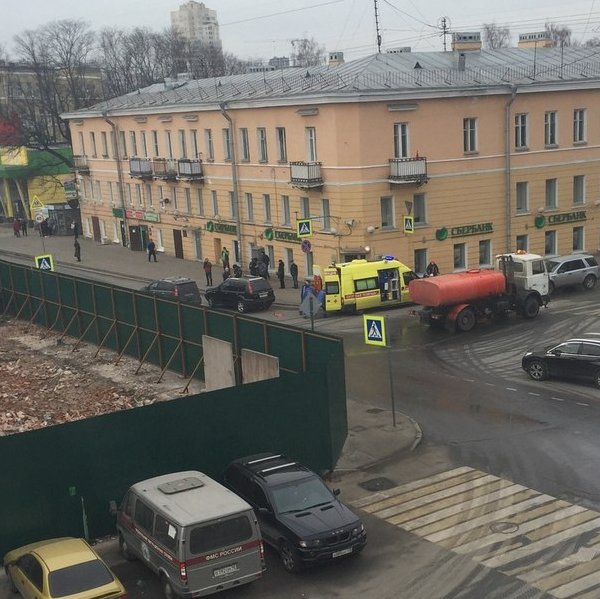 В Сестрорецке у здания полиции сбили пешехода на пешеходном переходе. Службы на месте , надеемся жив...