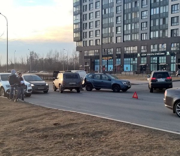 Два внедорожника Ниссан Терано и Нива столкнулись на дублере Петергофского шоссе , в районе плазы. Н...