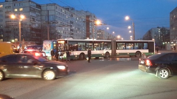 Только что на пересечении Димитрова и Будапештская произошло ДТП с участием автобуса и маршрутки . Д...