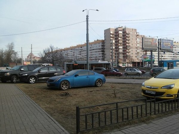 К вопросу парковки на газонах у "Дома с лошадью" на уголу Дачного пр. и пр.