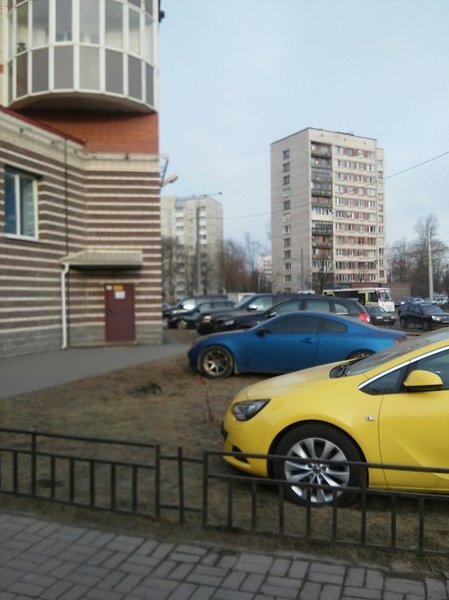 К вопросу парковки на газонах у "Дома с лошадью" на уголу Дачного пр. и пр.