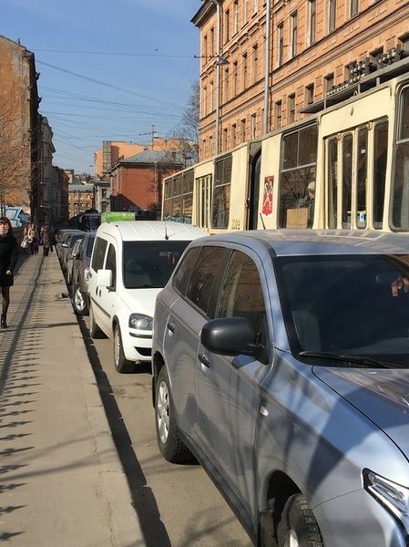 Движение по Свечному переулку от ул Марата до Коломенской полностью блокировано .Стоят трамваи и ма...