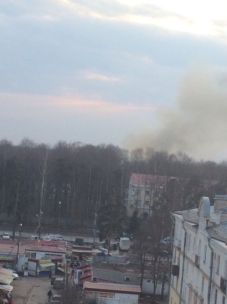 Что то горит в Сертолово на территории воинской части ( слышны взрывы боеприпасов ) службы на месте